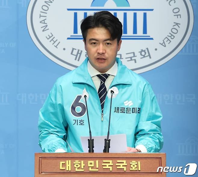 오영환 새로운미래 총괄선대위원장이 9일 서울 여의도 국회 소통관에서 지지를 호소하고 있다. 2024.4.9/뉴스1 ⓒ News1 송원영 기자