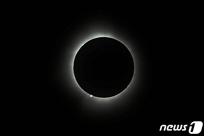 8일(현지시간) 캐나다 뉴펀들랜드 상공에서 개기일식이 진행되고 있다. 2024.4.9 ⓒ 로이터=뉴스1 ⓒ News1 장수영 기자
