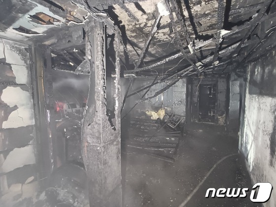 지난해 10월 12일 오후 11시 52분께 발생한 아산 배방읍의 한 단독주택 화재 현장. (아산소방서 제공) /뉴스1