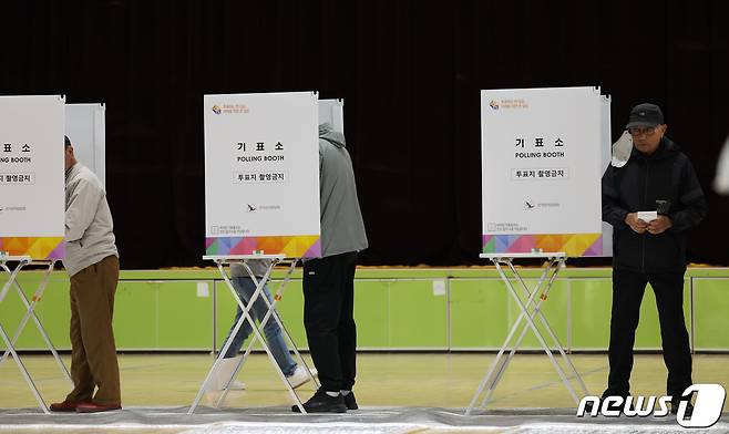 제22대 국회의원 선거 사전 투표 둘째 날인 6일 오후 전남 나주 남평초등학교 사전투표소에서 유권자들이 신중하게 투표하고 있다. 2024.4.6/뉴스1 ⓒ News1 김태성 기자