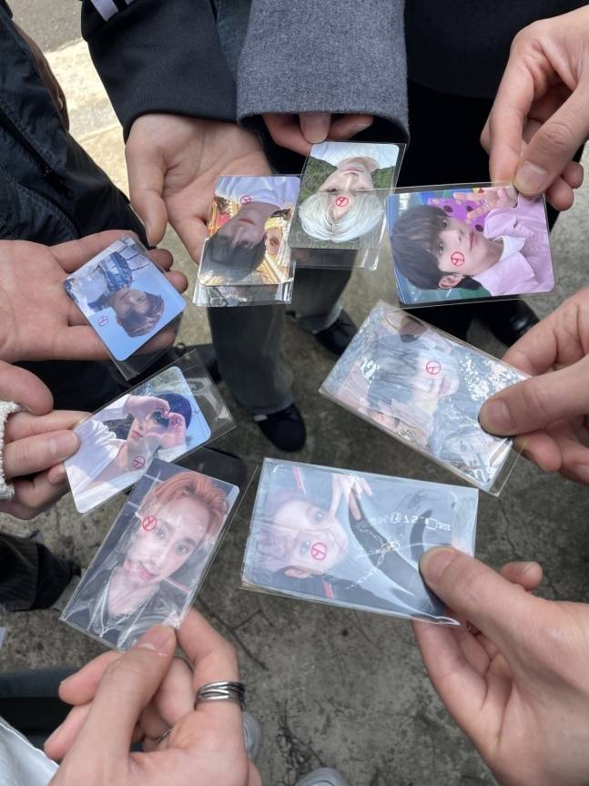 그룹 다크비 멤버들이 자신들의 포토카드에 투표 도장을 찍고 투표를 인증했다. 사진 | 다크비 공식 트위터