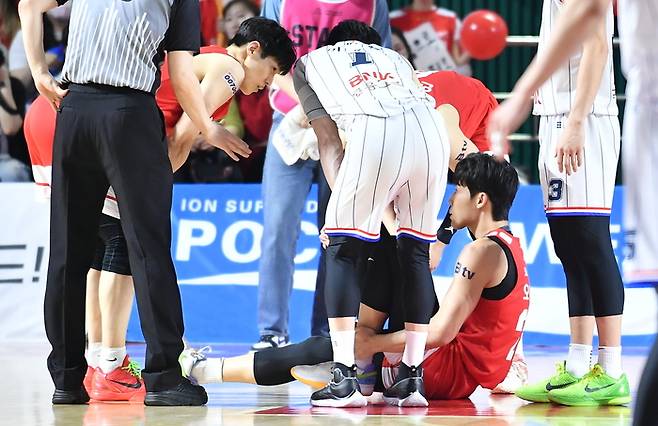 SK 오재현이 부상으로 코트에 넘어져있다. 사진 | KBL