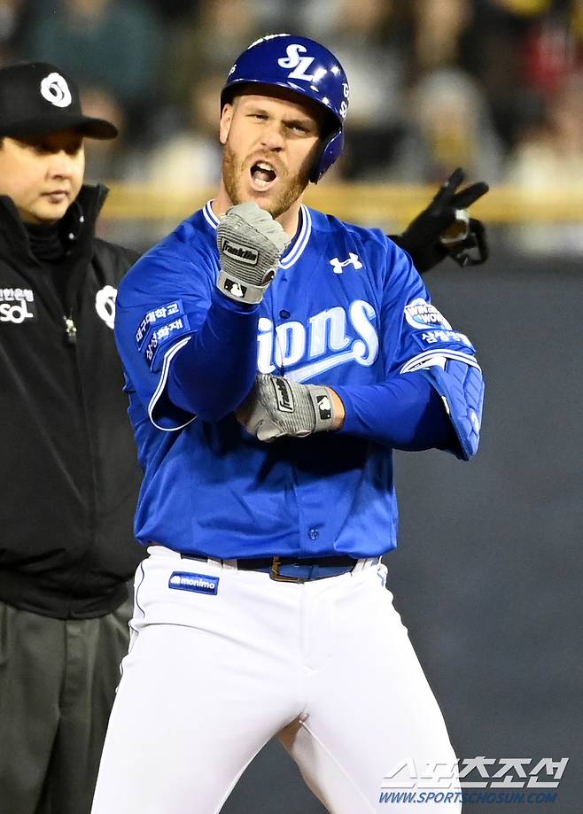 27일 잠실야구장에서 열린 삼성과 LG의 경기, 5회초 2사 1,2루 삼성 맥키넌이 1타점 적시타를 치고 2루까지 진루하며 기뻐하고 있다. 잠실=허상욱 기자wook@sportschosun.com/2024.03.27/