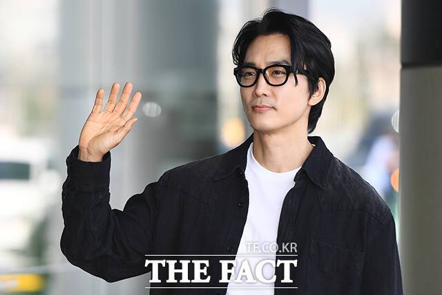 배우 송승헌이 9일 오후 ‘아시아 스타 엔터테이너 어워즈 2024' 참석을 위해 김포국제공항에서 일본 도쿄로 출국하며 포즈를 취하고 있다. /김포국제공항=장윤석 기자