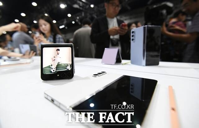 삼성전자가 오는 7월 폴더블폰 신제품을 공개할 예정이다. 사진은 지난해 출시작인 '갤럭시Z폴드5'(오른쪽)와 '갤럭시Z플립5'. /박헌우 기자