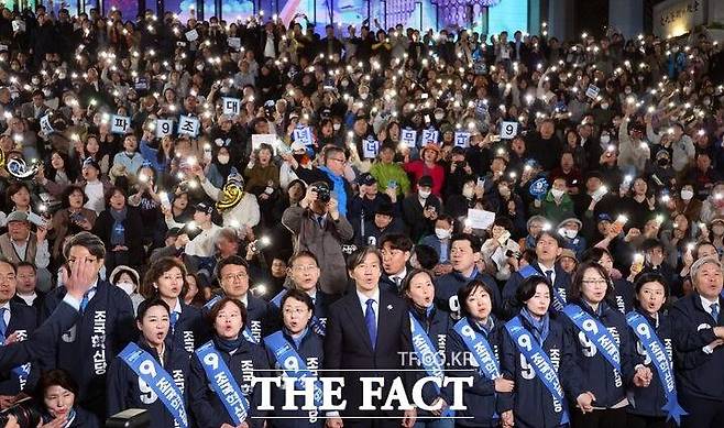 조국 조국혁신당 대표와 비례대표 후보, 지지자들이 9일 오후 서울 종로구 세종문화회관 앞에서 열린 검찰독재 조기종식, 서울시민과 함께 기자회견에서 총선 승리를 다짐하고 있다. /뉴시스