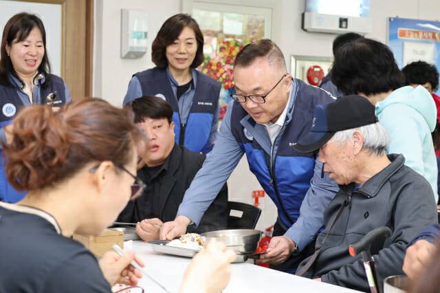 황주호 한국수력원자력 사장(오른쪽 두 번째)이 경주시 장애인종합복지관에서 배식을 돕고 있다.