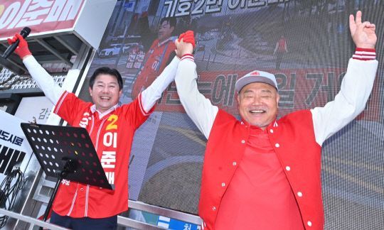 가수 김흥국씨(오른쪽)가 세종전통시장에서 이준배 후보 지지를 호소하고 있는 모습. /이준배 캠프 제공