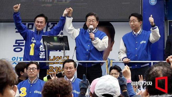 이재명 더불어민주당 대표가 8일 서울 동작구 남성사계시장 입구에서 류삼영 후보 지원 유세를 하고 있다. 사진=김현민 기자 kimhyun81@