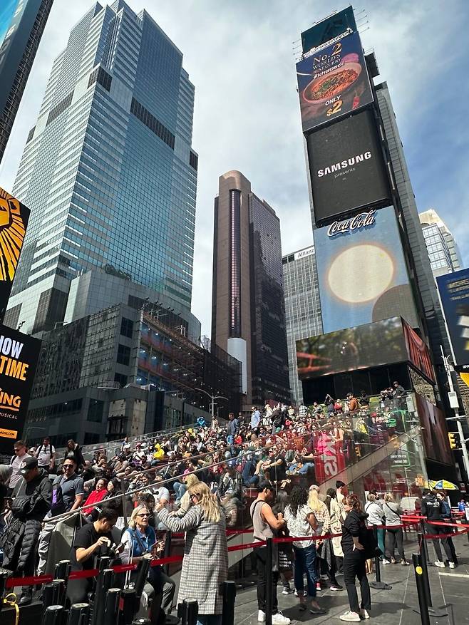 8일 맨해튼 타임스스퀘어는 개기일식이 시작되기 전부터 많은 관광객들이 자리를 잡고 달이 태양을 가릴 때까지 기다렸다. 오후 2시 20분 모습./윤주헌 특파원