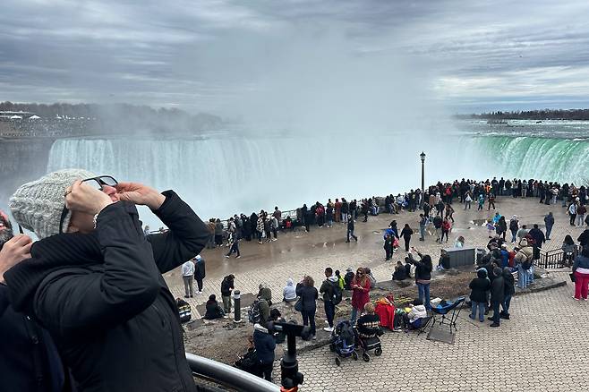 캐나다 온타리오주 나이아가라 폴스에 약 100만명의 사람들이 모여 개기일식을 경험했다./로이터 뉴스1