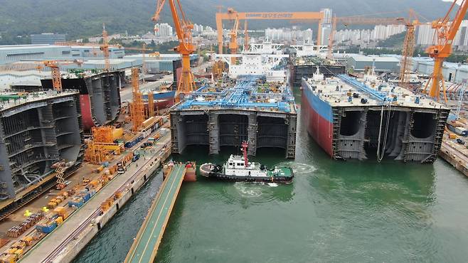 지난 7월 23일 파업이 끝난 대우조선해양 옥포조선소 1도크에서 30만t급 초대형 원유 운반선이 진수되고 있다./대우조선해양/뉴시스
