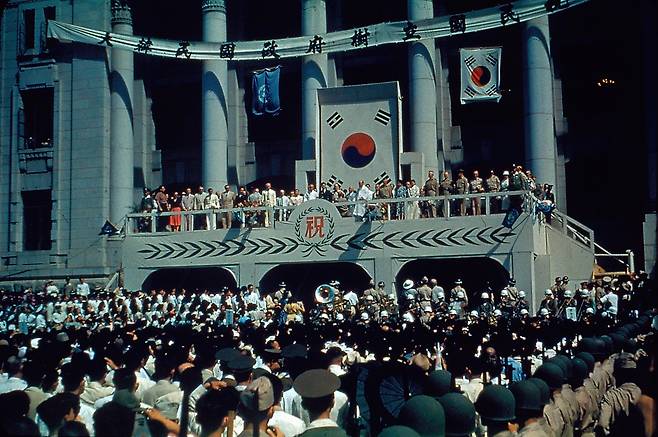 1948년 8월 15일 중앙청 광장에서 오세창의 사회로 열린 대한민국 정부수립 축하 기념식. 이 자리에서 이승만 초대 대통령은 자유와 민주가 넘치는 새나라 건설을 다짐했다./국가기록원 제공