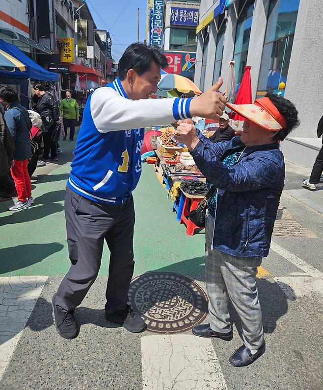 충북 보은옥천영동괴산 지역구의 더불어민주당 이재한 후보가 9일 오후 영동군 영동시장에서 시민들과 인사를 나누고 있다. /권순완 기자