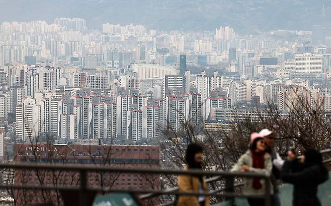 3일 오전 남산타워에서 본 아파트 단지 모습. /뉴스1