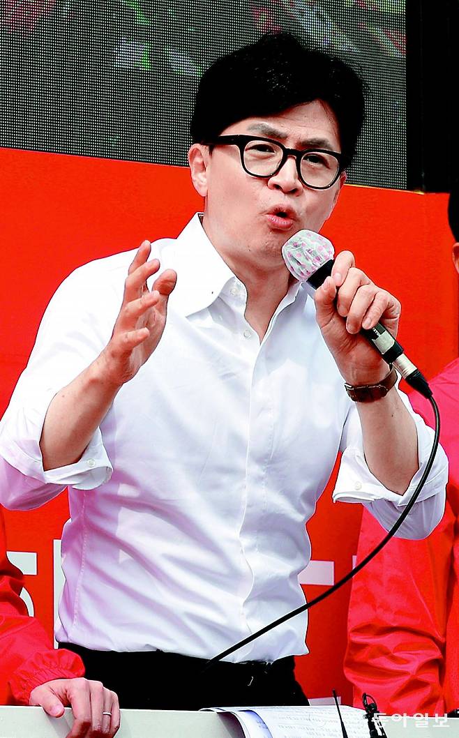 4·10총선을 이틀 앞둔 8일 국민의힘 한동훈 비상대책위원장이 이날 경기 용인시에서 같은 당 이원모 후보(경기 용인갑)에 대한 한
 표를 호소하는 모습. 용인=송은석 기자 silverstone@donga.com