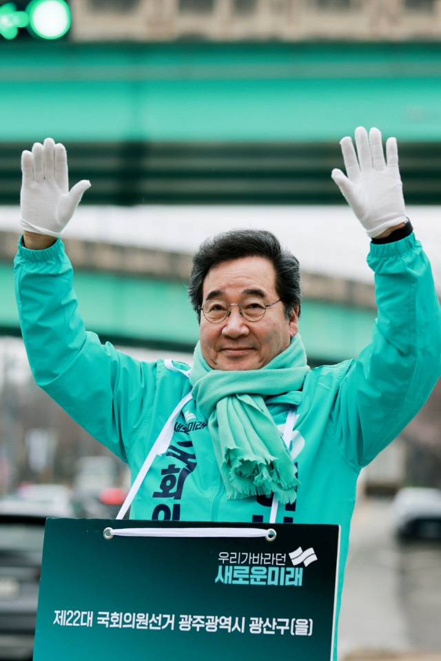 이낙연 새로운미래 공동대표가 4·10 총선 공식 선거운동 첫날인 28일 오전 광주 광산구 수완동 산월IC 인근에서 출근길 인사를 하고 있다. 새로운미래 제공