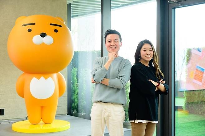 스마트 스위치 카카오톡 복원 서비스 개발 담당자들. (왼쪽부터) 삼성전자 MX사업부 경험기획팀 강승호 프로, 카카오톡 톡서비스 기획자 황지영 PM.