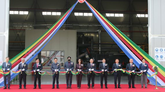 DS단석이 9일 군산 1공장에서 진행한 리튬이온배터리(LIB) 리사이클링 공장 준공식에서 참석자들이 테이프를 절단하고 있다. DS단석 제공