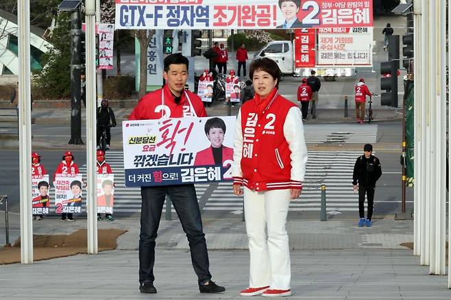 김은혜 국민의힘 경기 성남분당을 국회의원 후보가 지난 2일 당구 정자동 정자역 인근에서 시민들에게 출근길 인사를 하고 있다. 사진=박범준 기자