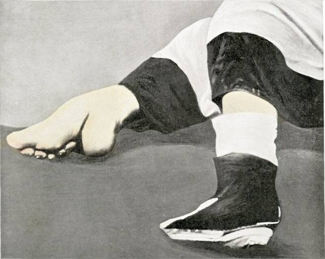 중국 전족 여인의 발과 신발을 신은 모습. 위키미디어 코먼스
