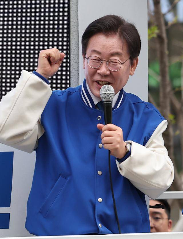 이재명 더불어민주당 상임공동선거대책위원장이 8일 서울 여의도 우체국 앞에서 김민석 서울 영등포을 후보의 지지를 호소하며 주먹을 쥐고 있다. 뉴스1