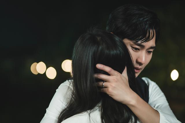 드라마 '눈물의 여왕'에서 백현우(김수현)가 시한부 판정을 받은 아내 홍해인(김지원)을 안고 있다. tvN 제공