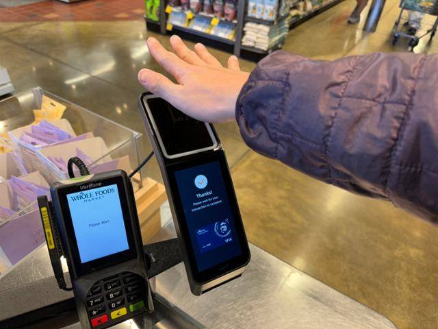 7일 미국 캘리포니아주 새너제이의 한 홀푸즈 매장 셀프 계산대에서 한 이용자가 아마존 원 손바닥 인식 결제 기기를 이용해 물품을 결제하고 있다. 이 이용자가 이 기기에 손을 올리자 약 1초 만에 결제가 완료됐다는 문구가 기기 화면에 표시됐다. 실리콘밸리=이서희 특파원