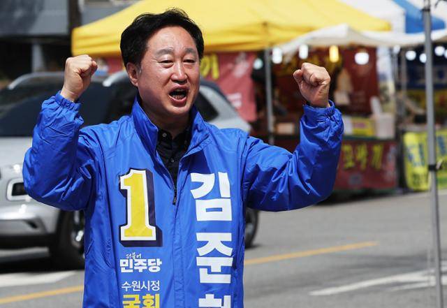 제22대 국회의원 선거 경기 수원정에 출마한 더불어민주당 김준혁 후보가 2일 오후 경기 수원시 영통구의 한 아파트 단지에서 시민들과 인사하고 있다. 연합뉴스