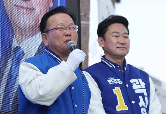 김부겸 더불어민주당 상임공동선거대책위원장이 9일 오전 서울 종로구 동대문역 인근에서 곽상언 종로구 후보 지지 유세를 하고 있다. 뉴스1