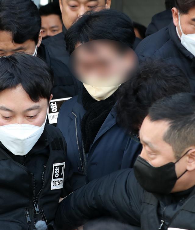 이재명 더불어민주당 대표를 흉기로 습격한 김모씨가 1월 2일 부산사상경찰서에서 부산경찰청으로 이송되고 있다. 부산=뉴스1