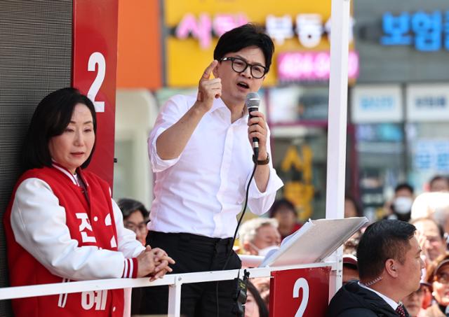 한동훈(가운데) 국민의힘 총괄선거대책위원장이 9일 서울 강동구 상일동역 인근에서 전주혜(강동갑) 후보 지원유세를 하고 있다. 뉴스1