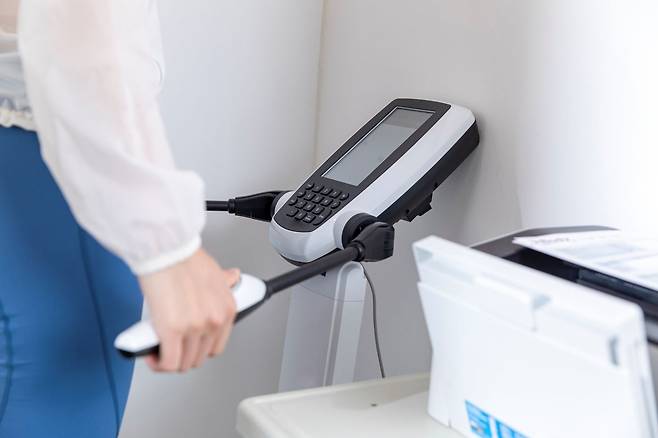 인바디는 몸에 미세 전류를 흘려보내고 나타나는 전기 저항값의 변화를 측정해 체성분 비중을 확인한다./사진=클립아트코리아