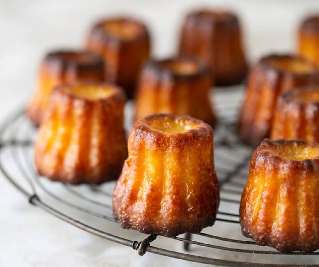 까눌레는 크기가 작지만 버터와 설탕이 다량 함유돼 과하게 섭취하는 걸 삼가야 한다.(사진은 스타벅스 까눌레 아님)​/사진=클립아트코리아