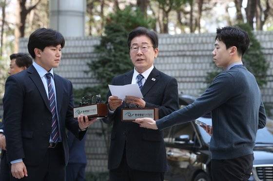 이재명 더불어민주당 대표가 제22대 총선을 하루 앞둔 9일 오전 서울 서초구 서울중앙지방법원에서 열리는 '대장동 배임·성남FC 뇌물' 관련 특정범죄가중처벌등에관한법률위반(뇌물) 등 공판 출석하며 기자회견을 하고 있다. 뉴스1