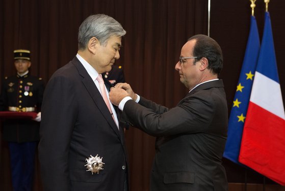 조양호 한진그룹 회장(왼쪽)이 프랑수아 올랑드 (Francois Hollande) 프랑스 대통령(오른쪽)으로부터 훈장을 받고 있다. 사진 한진그룹