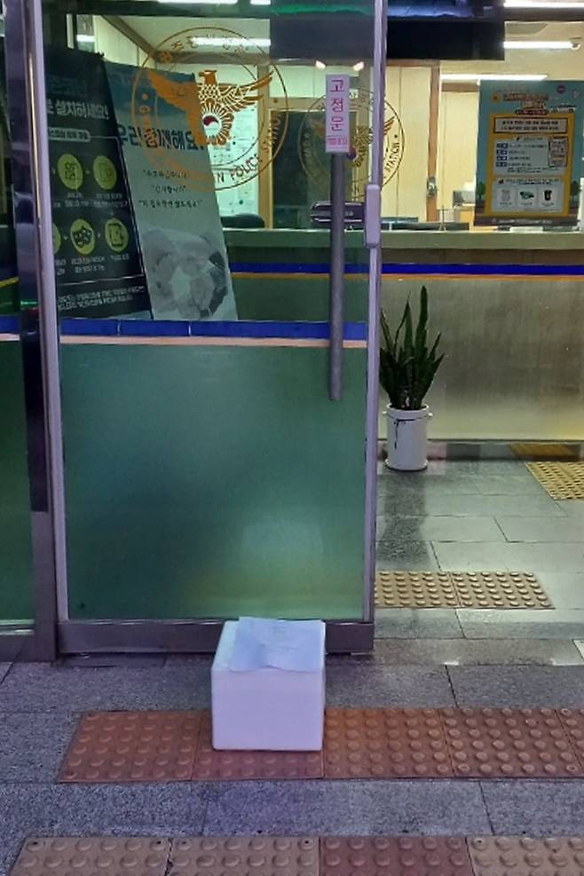 경찰 지구대에 배달된 꽃게 상자. /사진=광주경찰청 제공