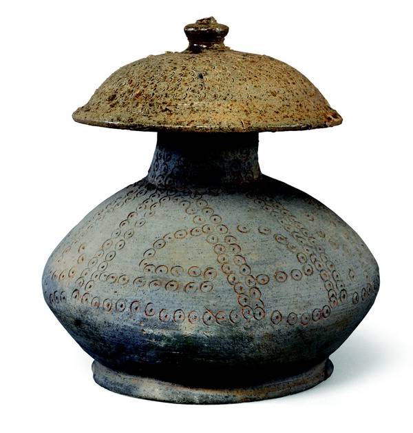 부산박물관 동래관에 전시된 뼈항아리. 부산박물관 제공