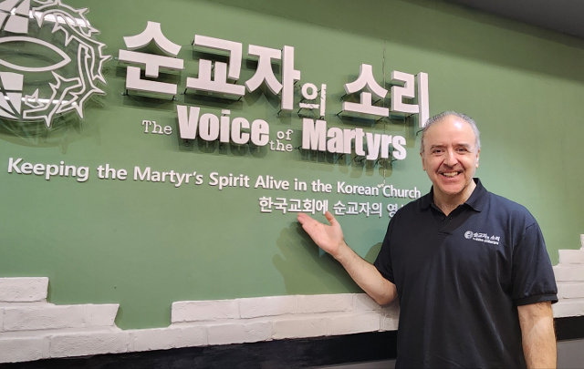 한국순교자의소리(VOMK) 최고경영자 에릭 폴리 목사가 최근 서울 성북구 VOMK 사무실에서 순교자의소리 사역에 대해 설명하고 있다.