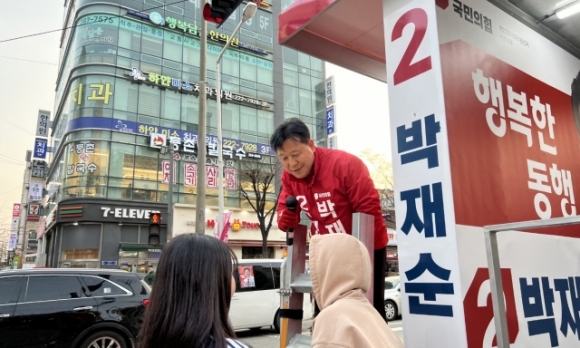 국민의힘 박재순 수원무 국회의원 후보가 9일 유세차에서 선거 운동을 진행하고 있다. 박재순 후보 제공