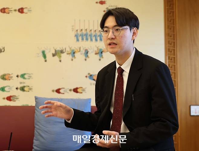 강사빈 국민의힘 상근부대변인이 국회 본관에 위치한 한 카페에서 매일경제와 인터뷰를 진행하고 있다. <한주형 기자>