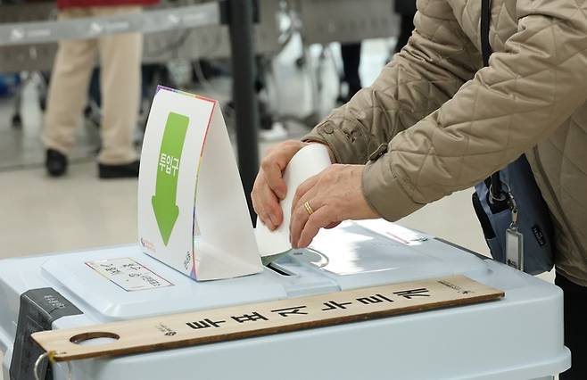 제22대 국회의원 선거 사전투표 둘째날인 6일 오전 대전 서구 복수동 행정복지센터에 마련된 사전투표소에서 관내 유권자가 투표함에 투표지를 넣고 있다.[사진출처 = 연합뉴스]