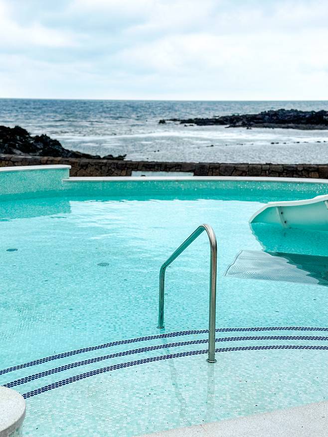 바다와 가까운 야외수영장 / 사진=권효정 기자