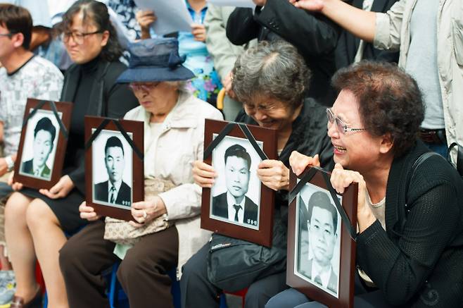 인혁당 사건 사형 집행 후 30년 뒤에 사건 재심 신청이 받아들여졌다. 사진은 지난 2021년 8월29일 무죄를 선고받은 인혁당 사건 피해자들의 유가족 모습. /사진=뉴스1