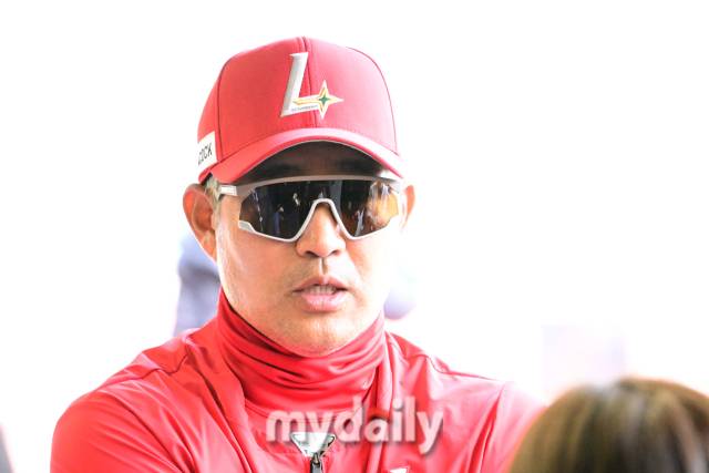 2024년 3월 27일 인천 SSG랜더스필드에서 진행되는 '2024 신한 SOL 뱅크 KBO 리그' 한화-SSG의 경기 전 SSG 이숭용 감독이 취재진과 이야기를 나누고 있다./마이데일리