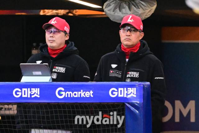 2024년 3월 27일 인천 SSG랜더스필드에서 진행된 '2024 신한 SOL 뱅크 KBO 리그' 한화-SSG의 경기를 SSG 이숭용 감독과 배영수 코치가 바라보고 있다./마이데일리