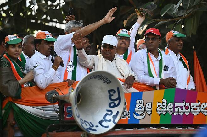 인도 카르나타카 주(州)의 싯다라마야(C) 주 장관이 지난 7일(현지시간) 벵갈루루에서 인도국민회의(INC) 정당 캠페인의 일환으로 로드쇼에 참여하고 있다. [AFP]