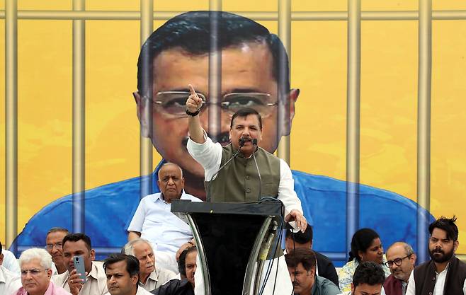 아암 아드미당(AAP) 고위대표이자 라지야 사바 의원인 산제이 싱이 지난 7일(현지시간) 인도 뉴델리에서 열린아르빈드 케지리왈 델리 주총리의 체포에 반대하는 대규모 단식 시위에서 연설하고 있다. [AFP]