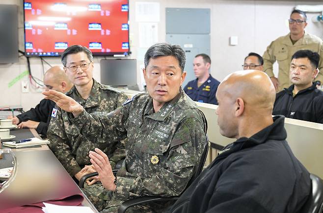[서울=뉴시스] 최성혁(중장, 앞줄 우측 두번째) 해군작전사령관이 5일 한미 연합 기뢰전 훈련 지휘본부가 개소된 미국 해군 원정해상기지함 미구엘 키스함에서 안토니오 하이드(대령, 앞줄 오른쪽) 미 제7기뢰대항전대장과 훈련현장을 지휘하고 있다. (사진=해군 제공) 2024.04.09. photo@newsis.com   *재판매 및 DB 금지