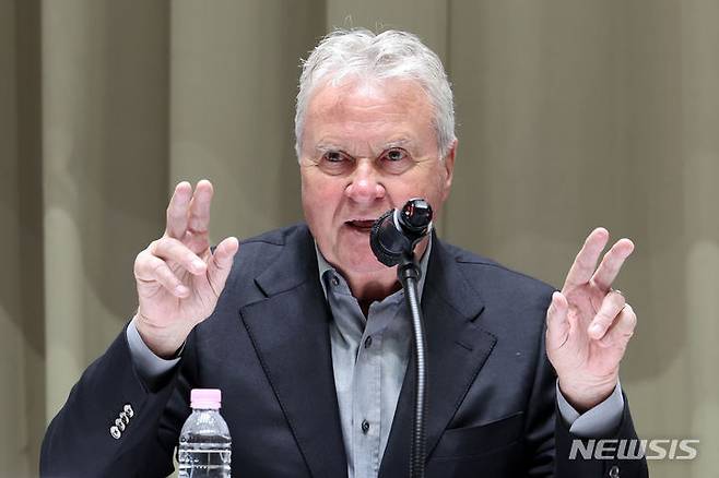 [서울=뉴시스] 거스 히딩크 전 축구 대표팀 감독이 9일 KBS 1TV 아침마당에 출연해 감회를 밝혔다. 사진은 1일 서울시청 대회의실에서 '서울시립교향악단 홍보대사 위촉식'을 마치고 기자간담회를 하고 있는 히딩크 전 감독. 2024.04.01.